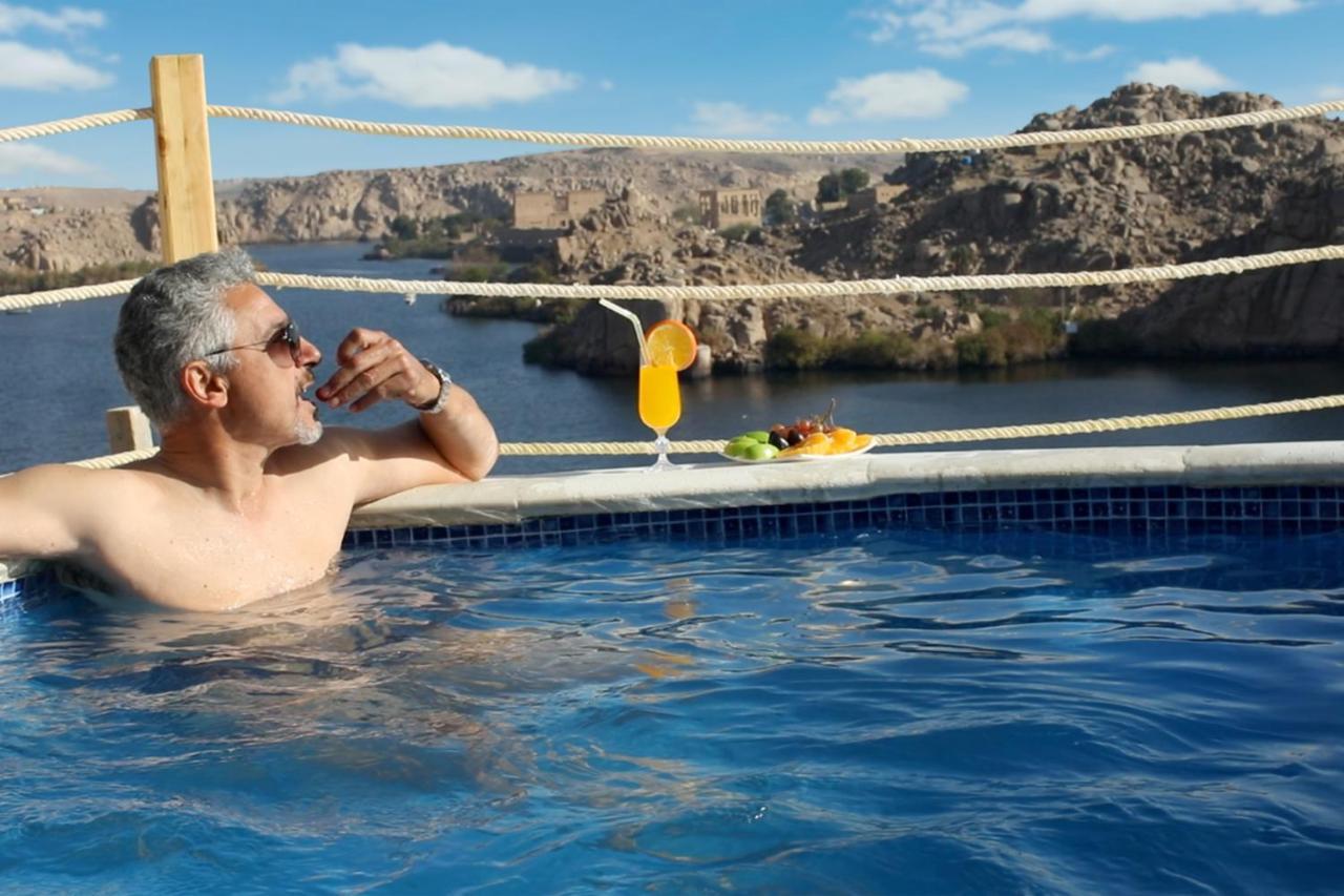 Benben By Dhara Hotels - Adults Only Асуан Екстериор снимка A man relaxing in a swimming pool