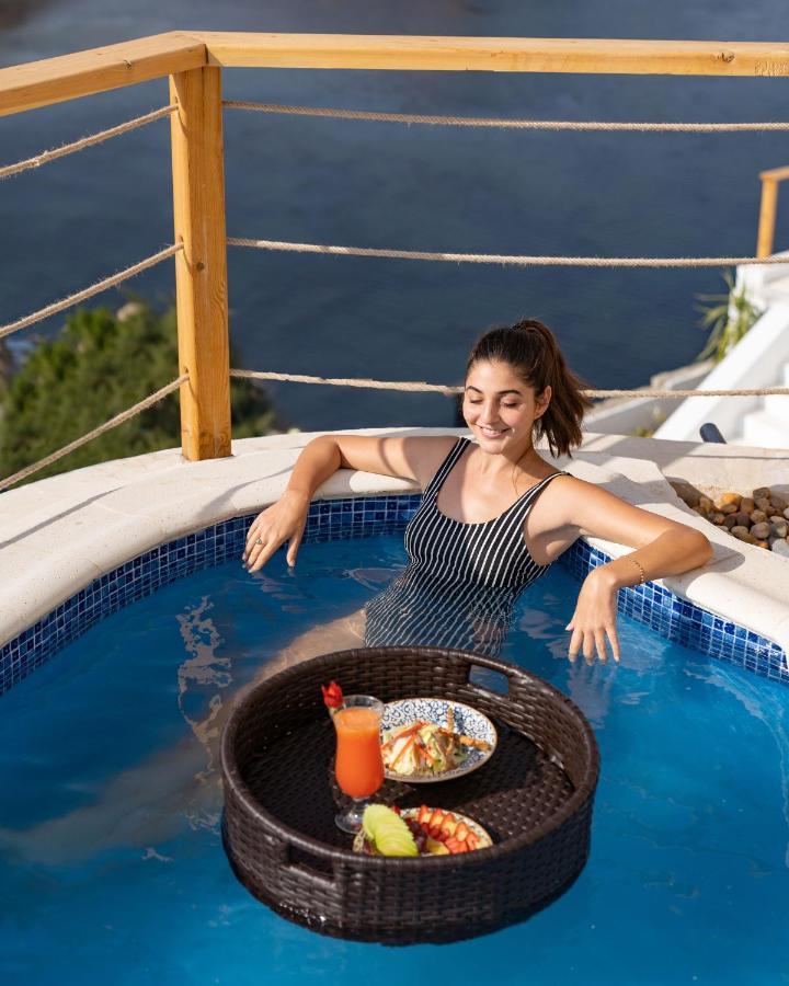 Benben By Dhara Hotels - Adults Only Асуан Екстериор снимка A woman in a swimming pool